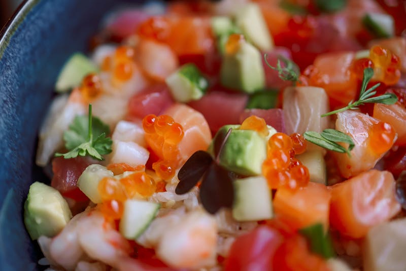 Donburi de salmón teriyaki sobre arroz
