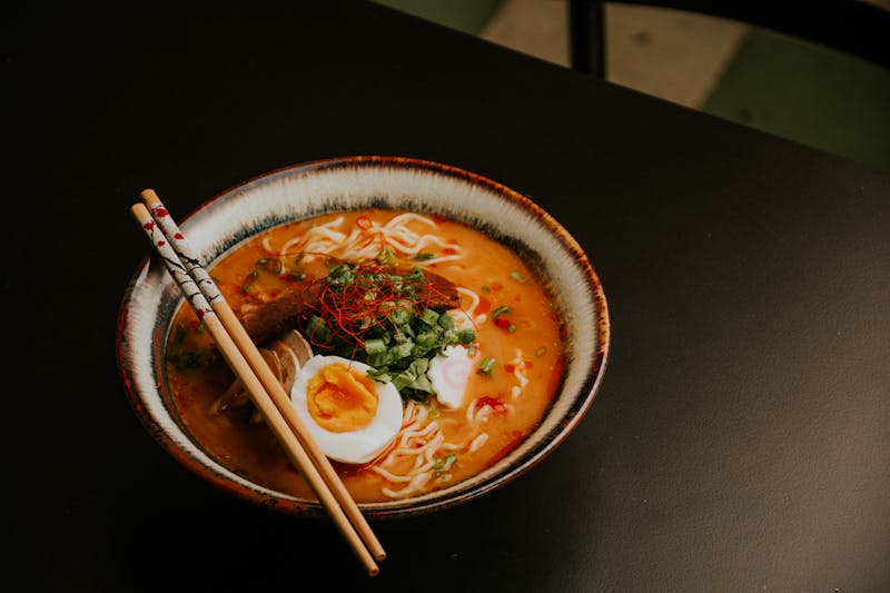 Ramen tonkotsu con chashu y huevo