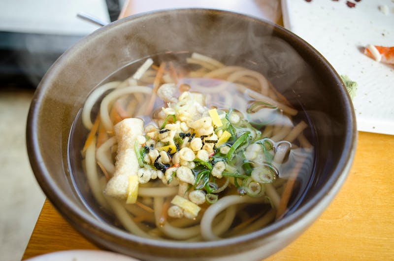 Sopa udon con tempura de langostino